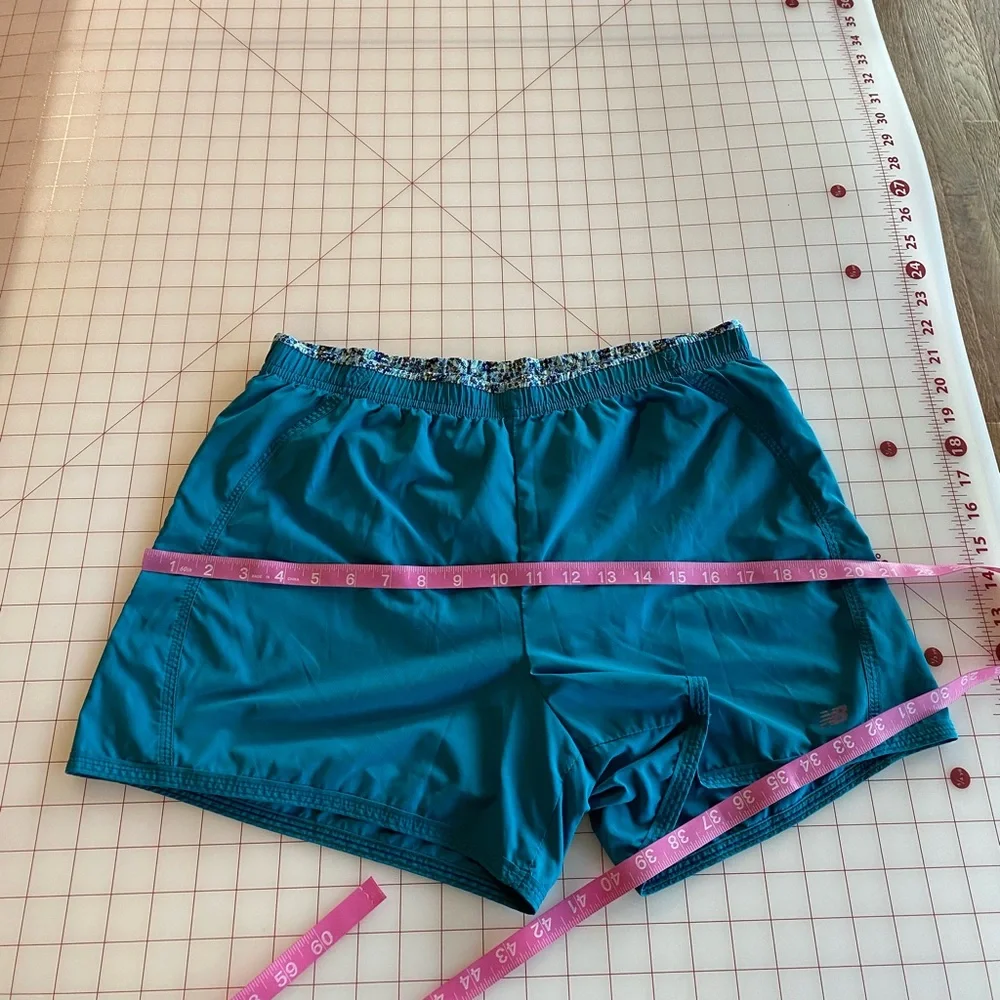 New Balance women’s turquoise blue floral athletic running shorts size medium
